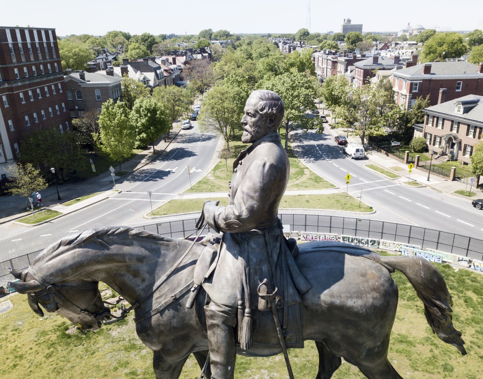 Robert E. Lee statue on Monument Avenue